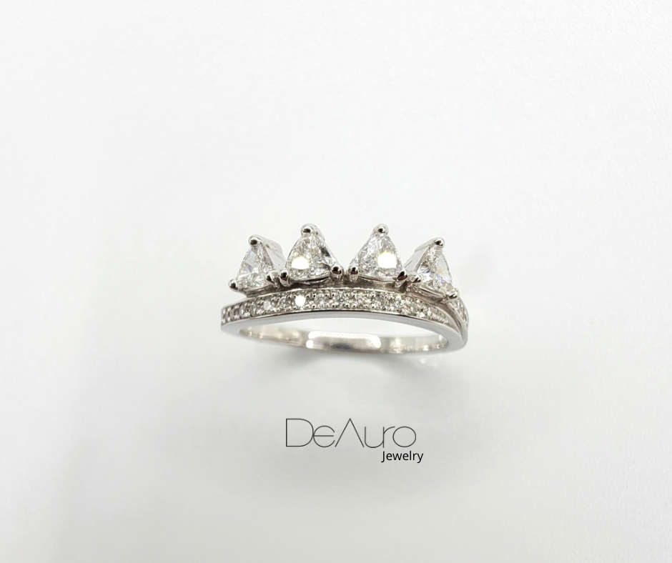 WHITE GOLD RING WITH TRIANGLE-CUT DIAMONDS