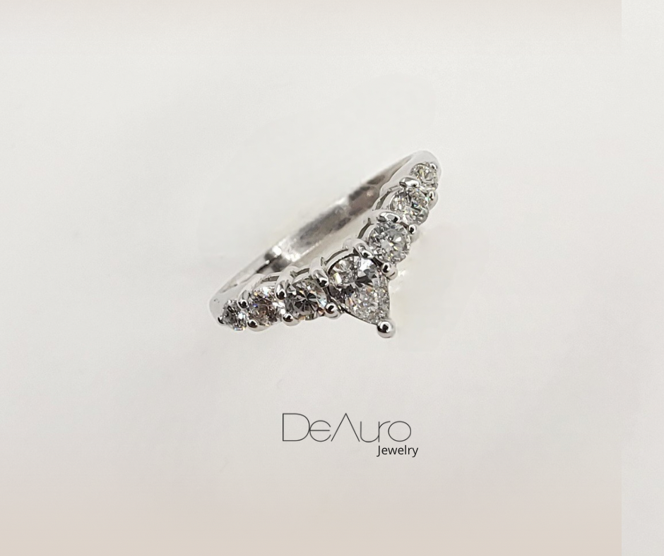 WHITE GOLD RING WITH PEAR-CUT DIAMOND