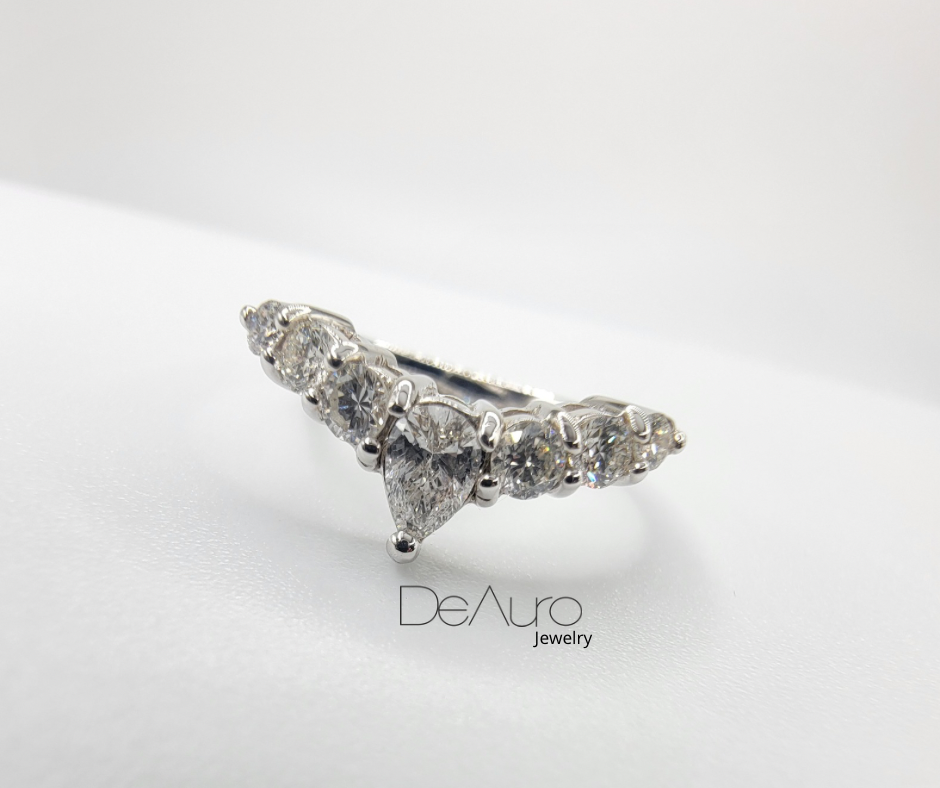 WHITE GOLD RING WITH PEAR-CUT DIAMOND