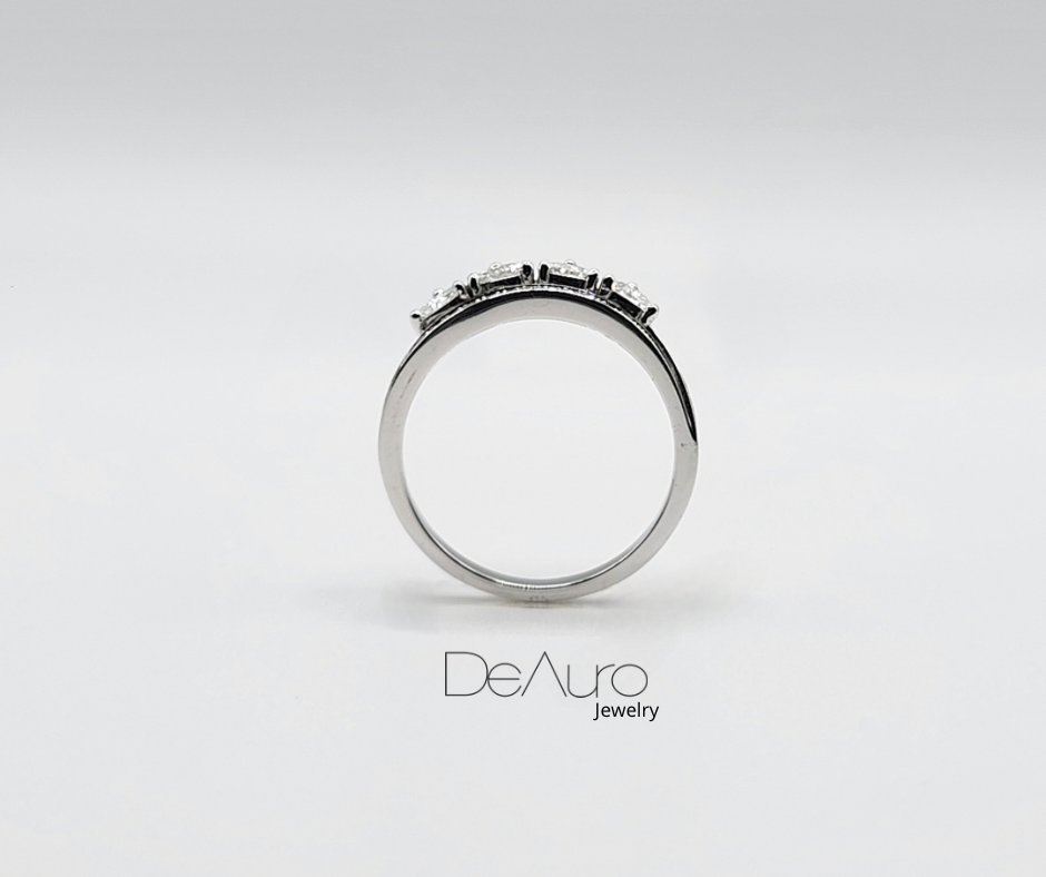WHITE GOLD RING WITH TRIANGLE-CUT DIAMONDS