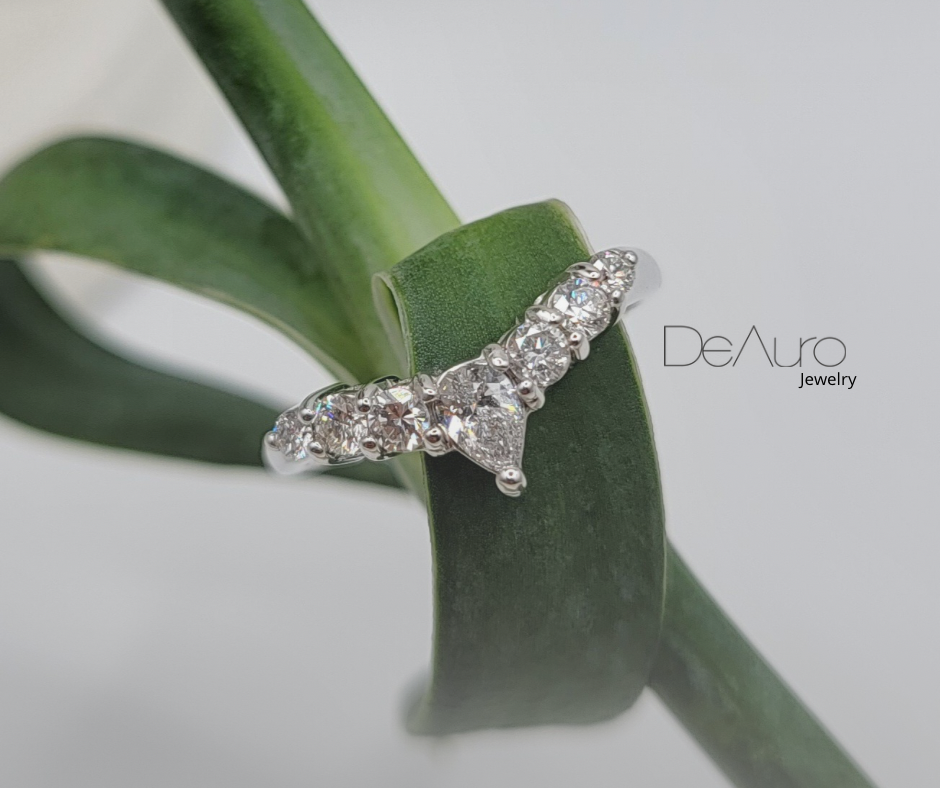 WHITE GOLD RING WITH PEAR-CUT DIAMOND
